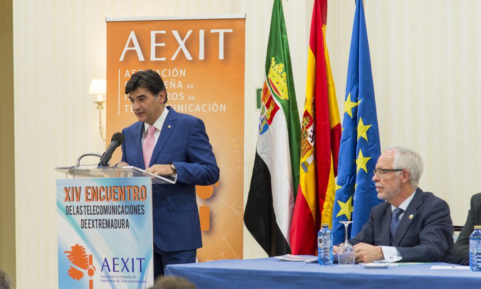 Nuestro Maestro de Ceremonias, Paco Solo, presentando los ponentes en el acto de apertura del XIV Encuentro de las Telecomunicaciones de Extremadura