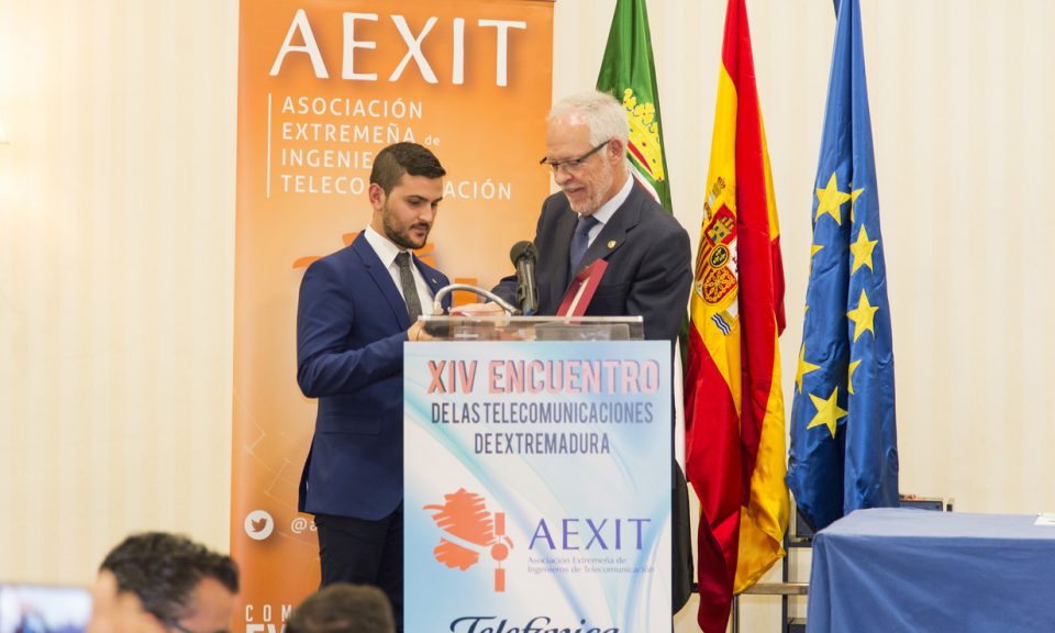 Acto seguido se procedió a la entrega de premios. Alfonso Galán recibió el premio a la mejor trayectoria académica en estudios de telecomunicación de Extremadura