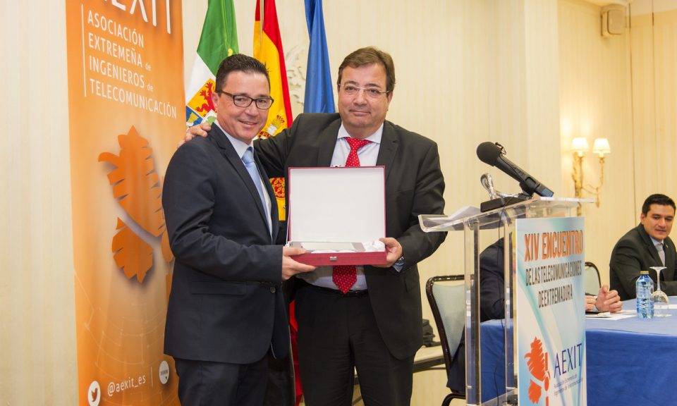 El premio a la trayectoria profesional en Extremadura y mención de socio honorífico fue para Guillermo Santamaría, Director de Telefonica Extremadura, de las manos del presidente de la Junta de Extremadura